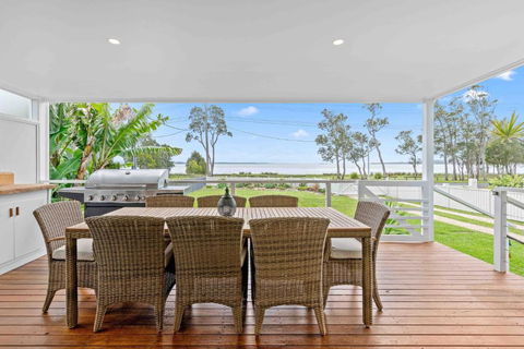 Absolute Foreshore Lakeside Cottage - Accommodation Main Beach 0