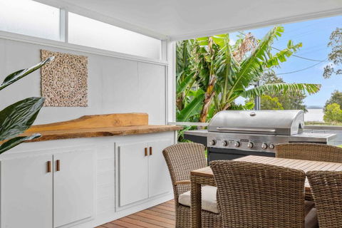 Absolute Foreshore Lakeside Cottage - Accommodation Main Beach 1