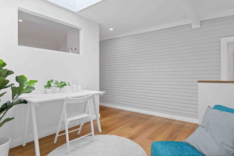Absolute Foreshore Lakeside Cottage - Accommodation Main Beach 2