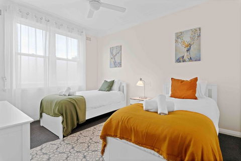 Absolute Foreshore Lakeside Cottage - Accommodation Main Beach 3