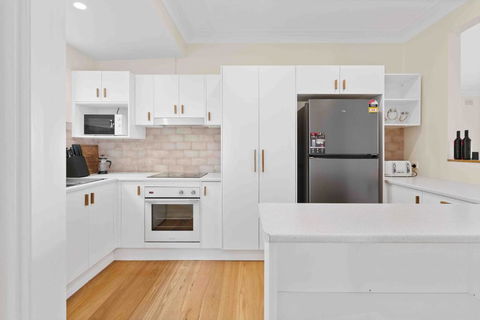 Absolute Foreshore Lakeside Cottage - Accommodation Main Beach 4