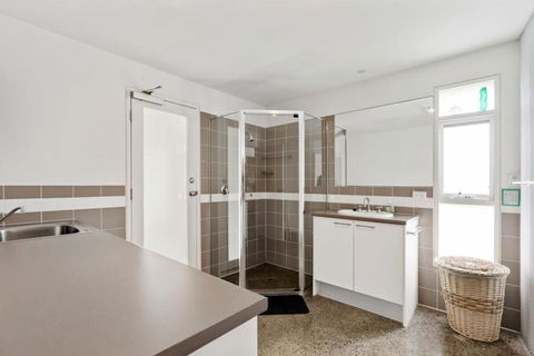 Absolute Luxury Beachfront - Middleton - BYO Linen - Accommodation Main Beach 4