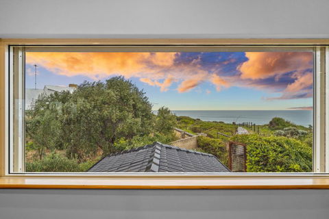 Absolute Oceanfront - Sunsets - Accommodation Main Beach 4