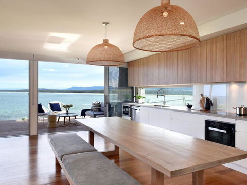 Absolute Waterfront - Accommodation Main Beach 1