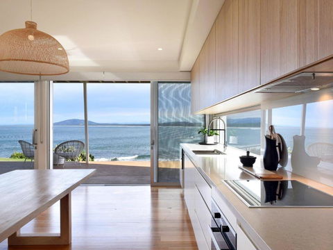 Absolute Waterfront - Accommodation Main Beach 2