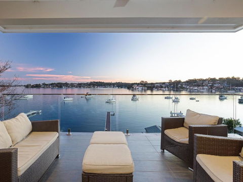 Absolute Waterfront Lakehouse Fishing Point Waterfront Pool Jetty - Accommodation Main Beach 2