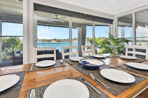 Absolute Waterfront Lakehouse Fishing Point Waterfront Pool Jetty - Accommodation Main Beach 4