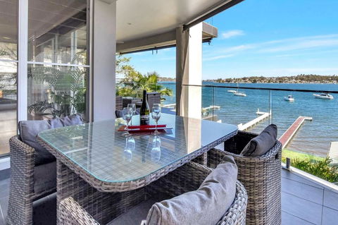 Absolute Waterfront Lakehouse Fishing Point Waterfront Pool Jetty - Accommodation Main Beach 3