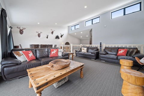Acacia 2 - Modern 3BR Townhouse L Bath L WiFi L BBQ L Foxtel - Accommodation Main Beach 2