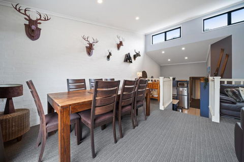 Acacia 2 - Modern 3BR Townhouse L Bath L WiFi L BBQ L Foxtel - Accommodation Main Beach 4
