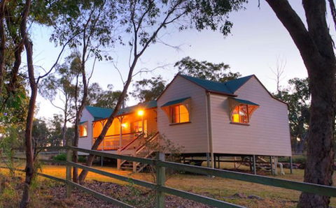 Accommodation Creek Cottages & Sundown View Suites - Accommodation Main Beach 1