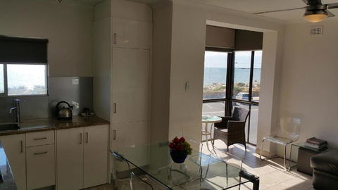 Acushla Accommodation Esplanade Living Self Check-In Self Check-Out - Accommodation Main Beach 4