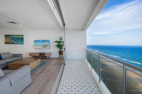Air On Broadbeach 2 Level Private Apartment - CoastHM - Accommodation Main Beach 1