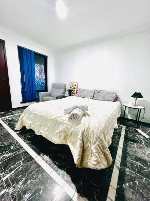 Affordable Beautiful Queen Bedroom Near City Swan River Fremantle University - Accommodation Main Beach 0