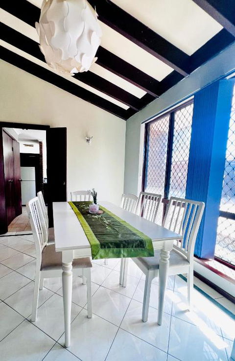 Affordable Beautiful Queen Bedroom Near City Swan River Fremantle University - Accommodation Main Beach 3