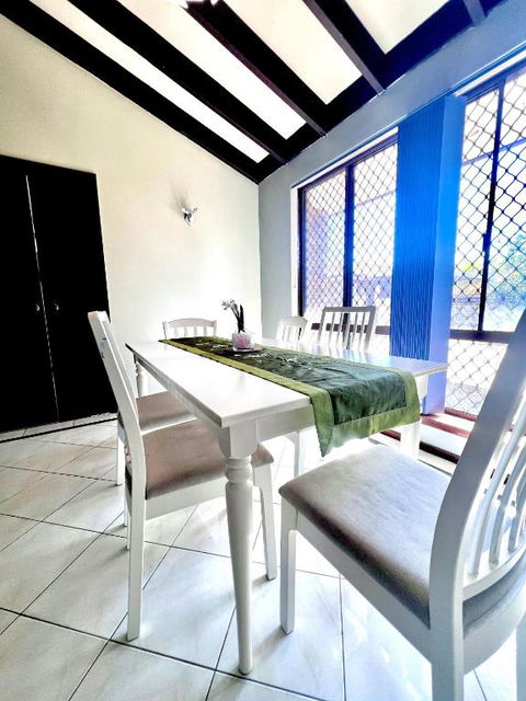 Affordable Beautiful Queen Bedroom Near City Swan River Fremantle University - Accommodation Main Beach 4