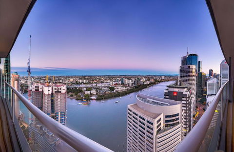 African Escape On Level 38 - Balcony With Views - Accommodation Main Beach 4