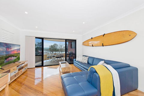 Adrift At Dolphin Cove Apt 5 - Riverfront Modern - Accommodation Main Beach 1