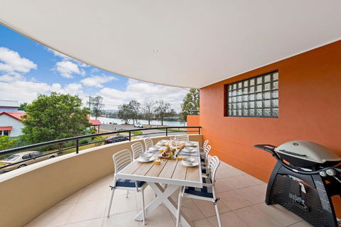 Adrift At Dolphin Cove Apt 5 - Riverfront Modern - Accommodation Main Beach 0
