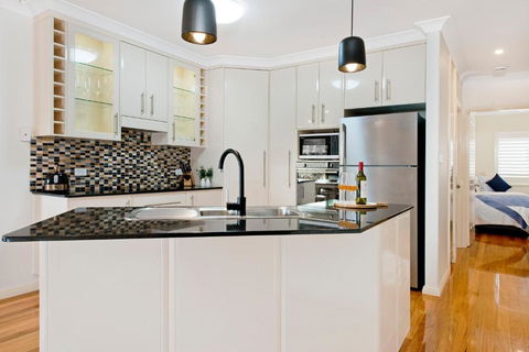 Adrift At Dolphin Cove Apt 5 - Riverfront Modern - Accommodation Main Beach 3