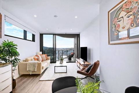 Above Brisbane King Suite With Rooftop Pool Deck - Accommodation Main Beach 0