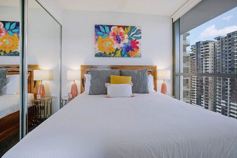 Above Brisbane King Suite With Rooftop Pool Deck - Accommodation Main Beach 1