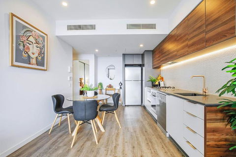 Above Brisbane King Suite With Rooftop Pool Deck - Accommodation Main Beach 2