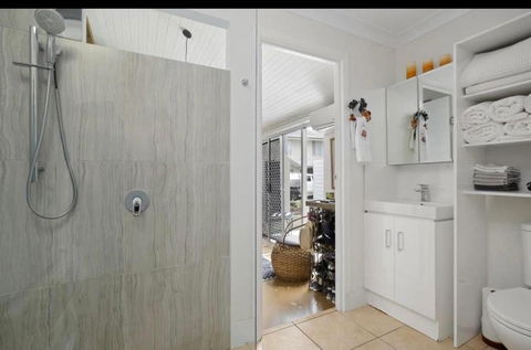 Affordable Luxury Room - Accommodation Main Beach 3