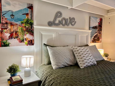 Affordable Luxury Room - Accommodation Main Beach 2