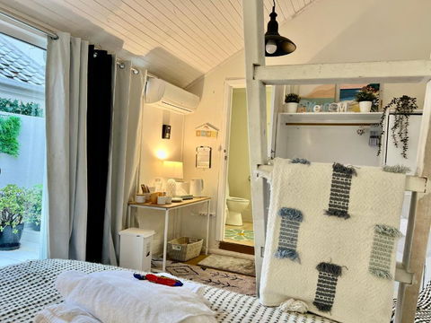 Affordable Luxury Room - Accommodation Main Beach 4