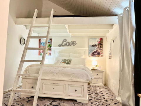 Affordable Luxury Room - Accommodation Main Beach 1