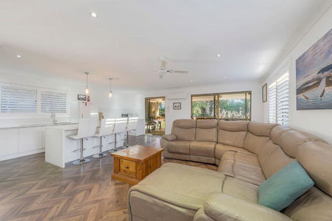 Absolute Waterfront - Accommodation Main Beach 3