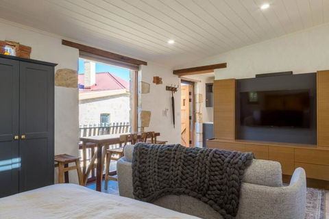 A Romantic Uraidla Studio - Accommodation Main Beach 1