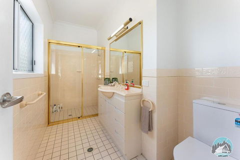 Aircabin - Gorokan - Comfy - 4 Beds Holiday House - Accommodation Main Beach 2