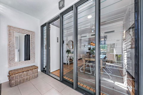 Airlie Breezes At The Boathouse - Accommodation Main Beach 3