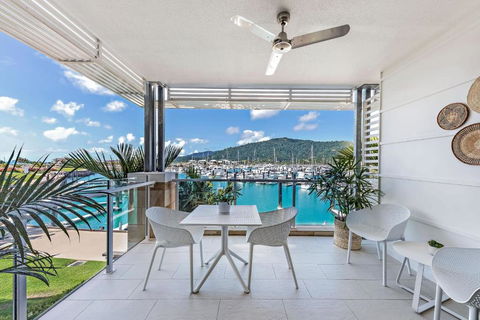 Airlie Breezes At The Boathouse - Accommodation Main Beach 0