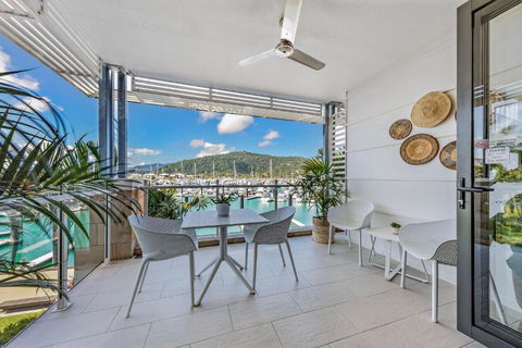 Airlie Breezes At The Boathouse - Accommodation Main Beach 1