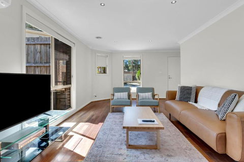 Airport West Stunner By Ready Set Stay - Accommodation Main Beach 1