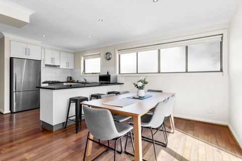 Airport West Stunner By Ready Set Stay - Accommodation Main Beach 2