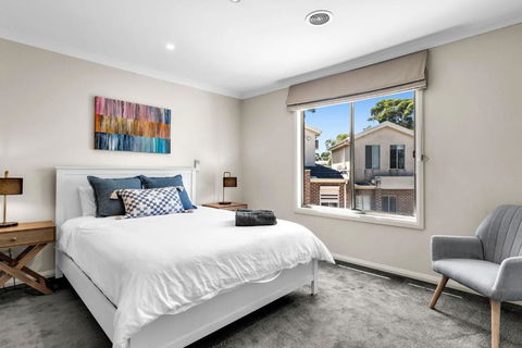 Airport West Stunner By Ready Set Stay - Accommodation Main Beach 3