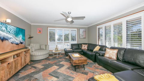 Akuli By The Sea - Unit 1 - FNHolidays - Accommodation Main Beach 1