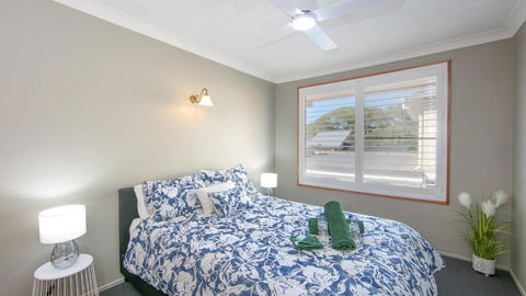 Akuli By The Sea - Unit 1 - FNHolidays - Accommodation Main Beach 4