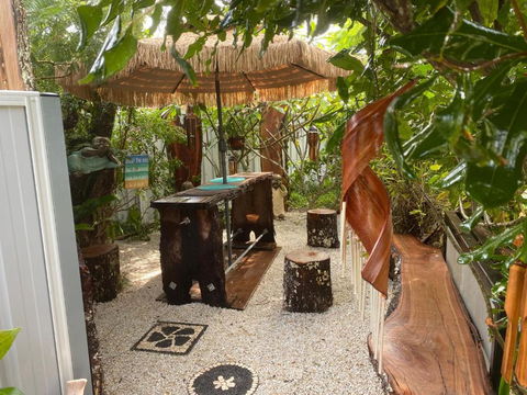 Akuli By The Sea - Unit 1 - FNHolidays - Accommodation Main Beach 2