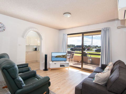 Akuna 3 Ground Floor Opposite Wallis Lake - Accommodation Main Beach 1