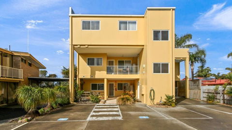 Albacore - Accommodation Main Beach 3