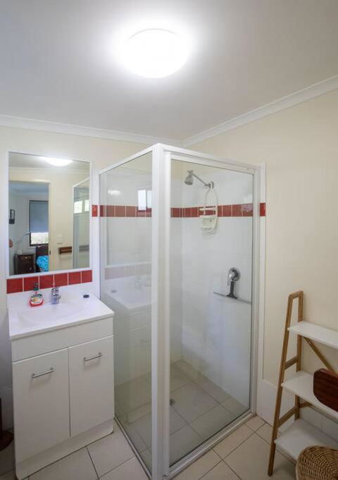 Allamanda Cottage - Close To Beach - Pet Friendly - Accommodation Main Beach 4