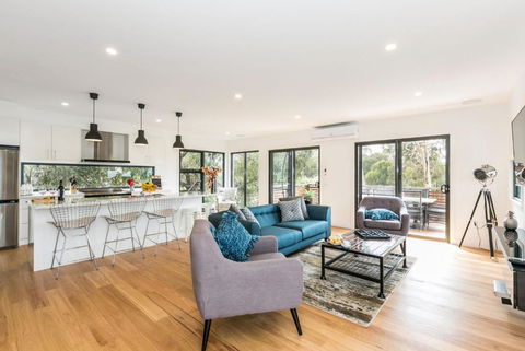 Allawah - Accommodation Main Beach 1