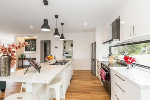 Allawah - Accommodation Main Beach 3