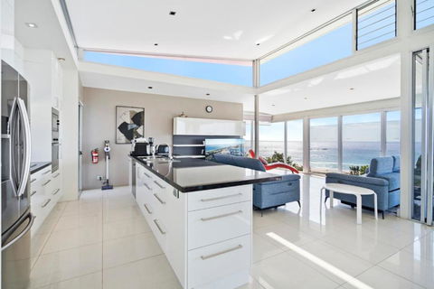 Allure - Accommodation Main Beach 4