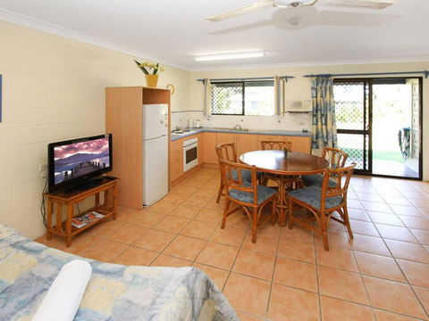Alma Bay Holiday Unit 1 - Accommodation Main Beach 1